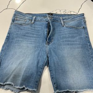 Just Black Rhye distresses Frayed Hem Short in Indigo. Size 16.